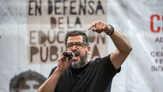 Emiliano Mandacen durante el acto de la Coordinadora de Sindicatos de la Enseñanza del Uruguay. Foto: Mauricio Zina / adhocFOTOS Emiliano Mandacen durante el acto de la Coordinadora de Sindicatos de la Enseñanza del Uruguay. Foto: Mauricio Zina / adhocFOTOS