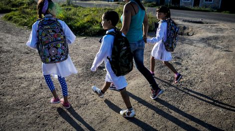 Los niños que viven en zonas de rivalidad criminal son una preocupación para el ministro Nicolás Martinelli