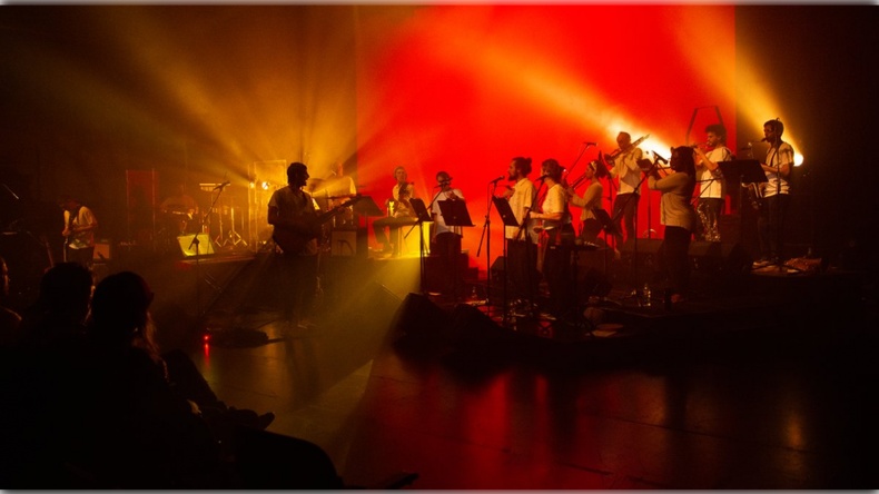 Lo que propone Nair Mirabrat es un dispositivo, una forma de escuchar distinta, más física, en la que el público es una parte activa de la función.&nbsp;