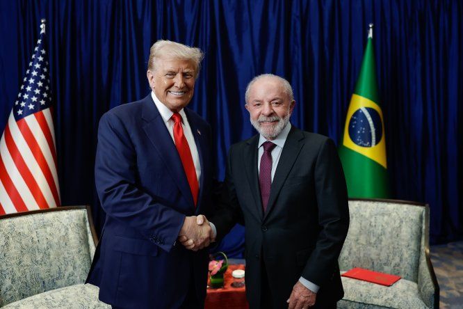 Lula da Silva durante una reunión con el presidente de Estados Unidos, Donald Trump, durante la 47.ª Cumbre de la Asociación de Naciones del Sudeste Asiático (ASEAN).