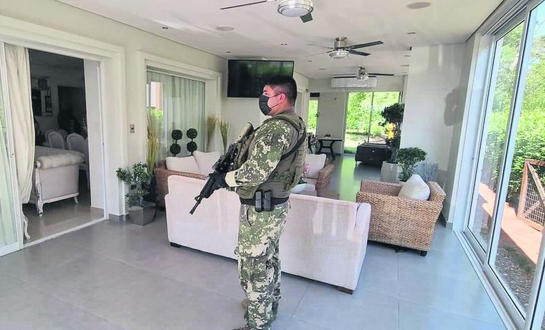 Como parte de un operativo histórico contra el narcotráfico, las autoridades paraguayas allanaron residencias en la ciudad de San Bernardino.