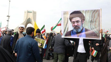 Un iraní sostiene un retrato de Mojtaba Jamenei, hijo del difunto Líder Supremo, el ayatolá Alí Jamenei, durante las celebraciones del 47.º aniversario de la Revolución Islámica en Teherán, Irán, el 11 de febrero de 2026 (publicado el 9 de marzo de 2026).
