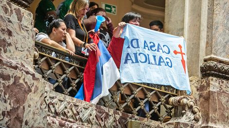 Búsqueda | Extrabajadores de Casa de Galicia en las barras del Parlamento el miércoles 6 de diciembre. Foto: Mauricio Zina / adhocFOTOS