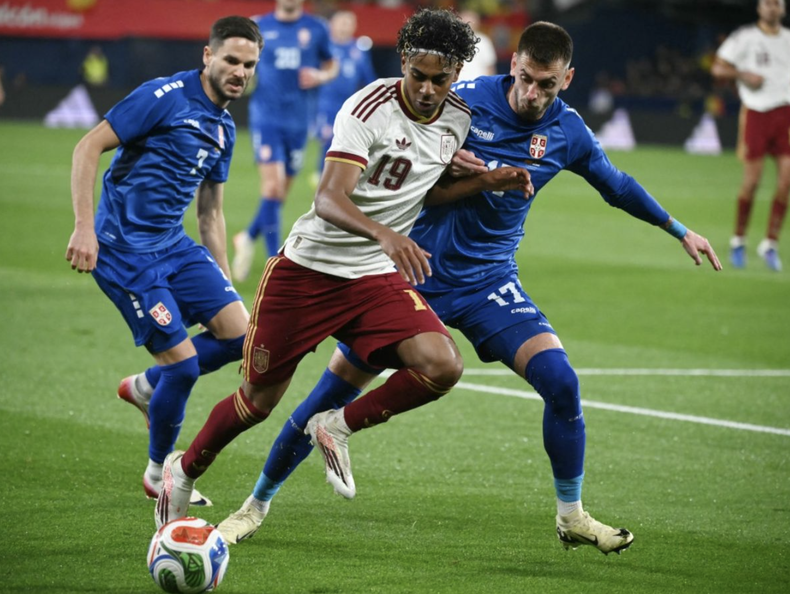 Lamine Yamal durante un partido amistoso con la selección española de fútbol.