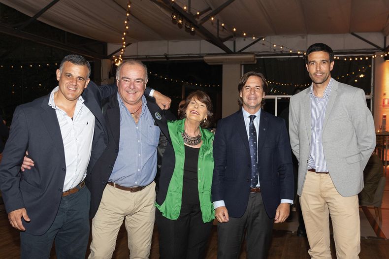 El equipo de Quebracho: Pedro Supervielle, Pico Méndez, Vica Bonasso y Andrés Supervielle, rodean al presidente de la República Luis Lacalle Pou