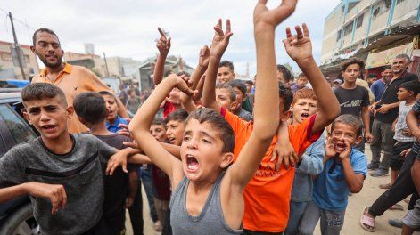 Niños palestinos celebran en Jan Yunis el 9 de octubre de 2025 tras la noticia de un nuevo acuerdo de alto el fuego en Gaza.