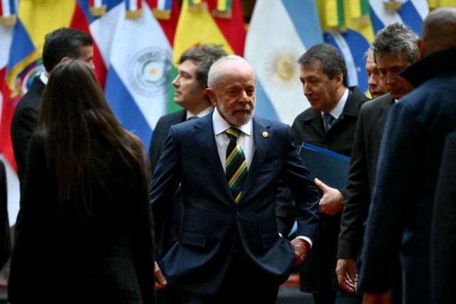 El presidente de Brasil, Luiz Inácio Lula da Silva (centro), hace un gesto durante la 66.ª Cumbre de Líderes del Mercosur y Estados Asociados en el Palacio San Martín de Buenos Aires el 3 de julio de 2025.