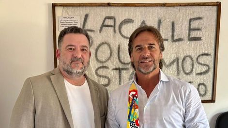 Martín Litwak entregando el premio a Luis Lacalle Pou.