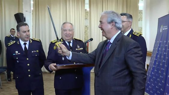 Heber recibió una bandera y un sable como obsequios de despedida. Heber recibió una bandera y un sable como obsequios de despedida.