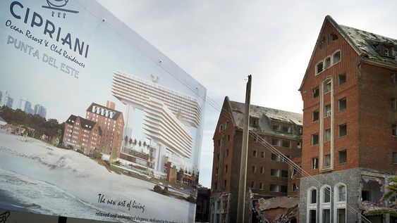 Demolición del Hotel San Rafael, Punta del Este. Foto: Ricardo Antúnez / adhocFOTOS Demolición del Hotel San Rafael, Punta del Este. Foto: Ricardo Antúnez / adhocFOTOS