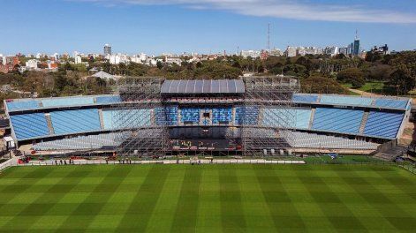 Armado de un escenario en el Estadio Centenario.