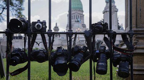 Cámaras colgadas en una reja en una protesta de reporteros gráficos de Argentina en solidaridad con el fotógrafo Pablo Grillo, en Buenos Aires.