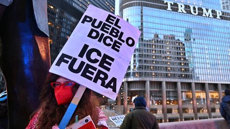 Manifestantes marchan por la Avenida Michigan hacia el Trump International Hotel & Tower el 10 de enero de 2026 en Chicago, Illinois.