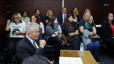 Dalma y Giannina Maradona, hijas de Diego Armando Maradona escuchan al abogado Fernando Burlando junto a otros familiares durante el juicio por la muerte del astro argentino