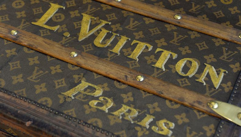 Uno de los primeros equipajes Louis Vuitton con el monograma característico de la marca. Foto: AFP.