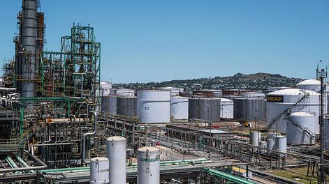 La planta de refinado de crudo de La Teja, detenida desde setiembre para su mantenimiento. Foto: Mauricio Zina / adhocFOTOS