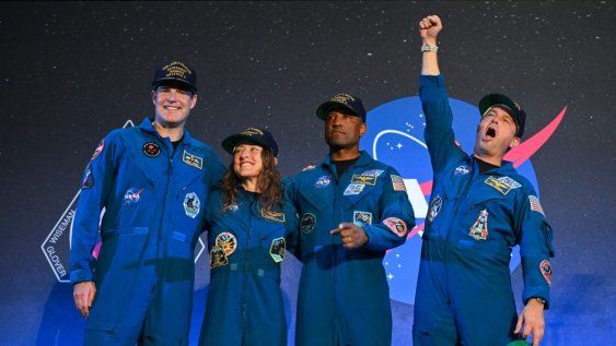 os astronautas de la misión Artemis II de la NASA, Jeremy Hansen, Christina Koch, Victor Glover y el comandante Reid Wiseman, de la Agencia Espacial Canadiense, reaccionan durante una ceremonia de bienvenida en la Base de la Reserva Conjunta de Ellington Field en Houston, Texas, el 11 de abril de 2026.