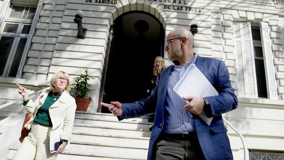 Ministra de Salud Pública, Cristina Lustemberg, y presidente de ASSE, Álvaro Danza, saliendo del Hospital Militar. Ministra de Salud Pública, Cristina Lustemberg, y presidente de ASSE, Álvaro Danza, saliendo del Hospital Militar.