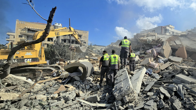 Rescatistas revisan los escombros de un edificio tras un ataque israelí en la región de Al-Hosh, en el sur del Líbano, cerca de la ciudad costera de Tiro, el 26 de mayo de 2026.