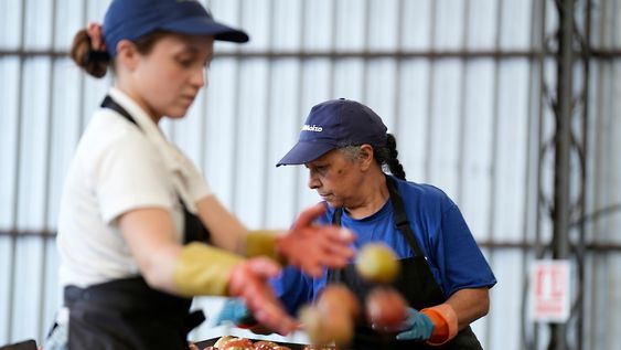 Mujeres trabajando en una industria granjera.
