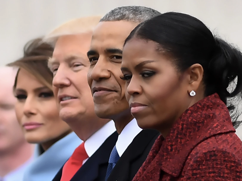 (De izquierda a derecha) La primera dama Melania Trump, el presidente Donald Trump, el expresidente Barack Obama y Michelle.
