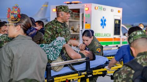 &nbsp;Fotografía cedida por las Fuerzas Militares de Colombia (FFMM) que muestra a integrantes de organismos de rescate y del Ejército de Colombia trasladando a un herido de un accidente aéreo este lunes, en el Comando Aéreo de Transporte Militar (CATAM) en Bogotá (Colombia).