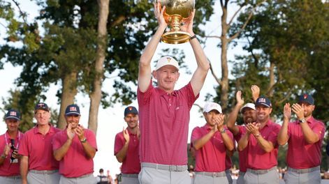 Capitán del equipo de Estados Unidos, Brandt Snedeker, aplaudido por los jugadores.