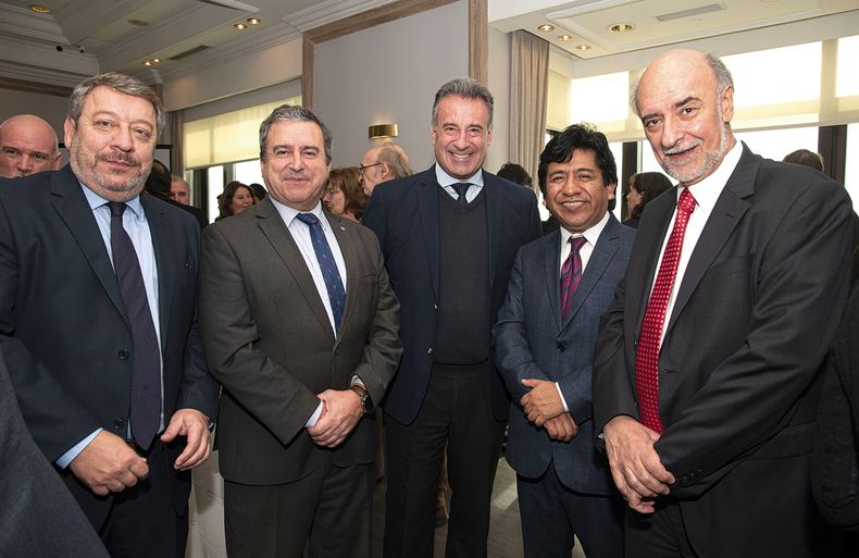 Presidente del BPS Alfredo Cabrera, ministro de Vivienda Raúl Lozano, decano de la Facultad de Ciencias de la Salud de la UCU Daniel Salinas, embajador de Bolivia Esteban Catarina y ministro de Trabajo Pablo Mieres