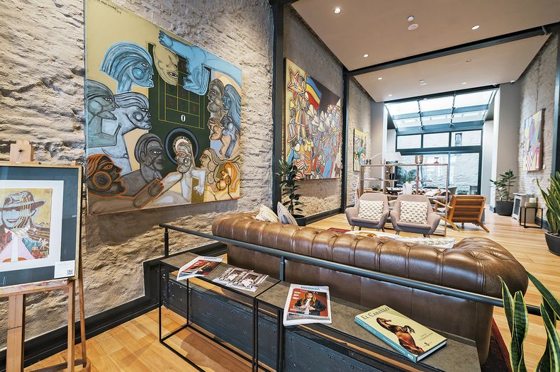 Obras del artista uruguayo Carlos Páez Vilaró en el Salón Las caballerizas.