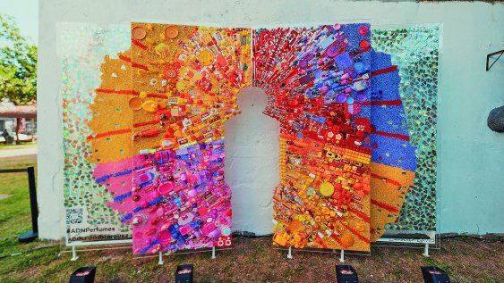 Mural colaborativo hecho con plásticos reciclados, en el Espacio de Arte Contemporáneo.