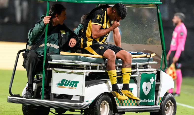 Maximiliano Olivera, capitán de Peñarol, se retira dolorido ante Juventud de Las Piedras, por la fecha 12 del Torneo Apertura de Primera División del fútbol uruguayo.