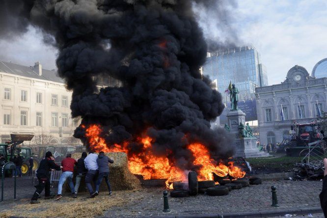 Agricultores encienden una hoguera durante una protesta en Bruselas, Bélgica, el 18 de diciembre de 2025.