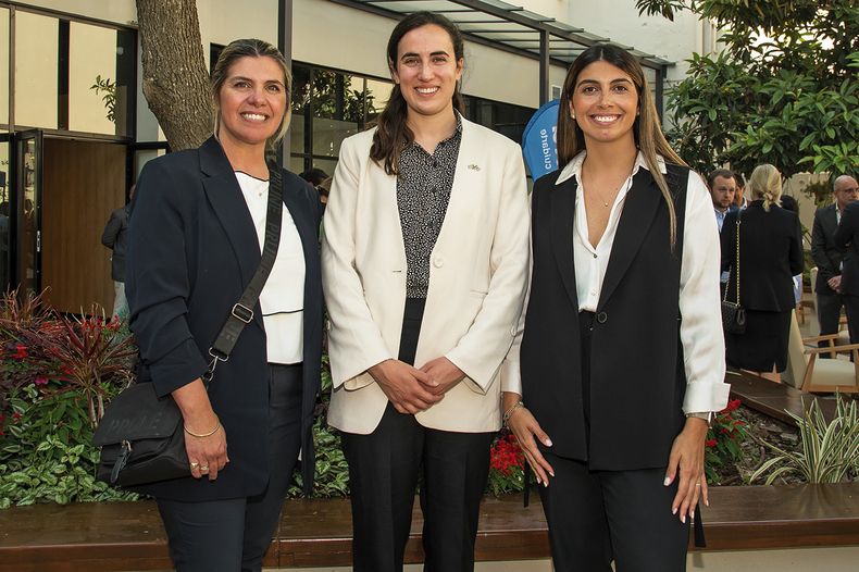 Rosana Moreno y Catherin Ibarra, de Arcos Biomedical, rodean a Viviana Morales, de la embajada británica