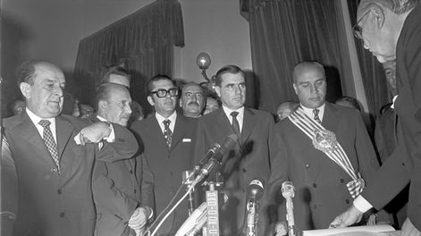 Búsqueda | Asunción a la Presidencia de la República de Juan María Bordaberry. A la derecha: Jorge Pacheco Areco. Foto: Centro de Fotografía de Montevideo