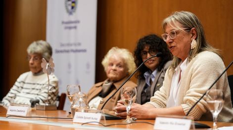 Collette Spinetti y Alejandra Casablanca durante un acto de homenaje a las madres de detenidos desaparecidos, en Torre Ejecutiva, Montevideo.&nbsp; &nbsp;