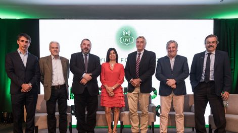 El vicepresidente de la Sociedad de Productores Forestales (SPF), Francisco Bonino; el asesor del Partido Independiente, Carlos Sanmarco; el senador del Frente Amplio, Mario Bergara; la presidente de la SPF, Lucía Basso; el asesor de Cabildo Abierto, Gonzalo Brum; el asesor del Partido Nacional, Conrado Ferber; y el asesor del Partido Colorado, Carlos María Uriarte