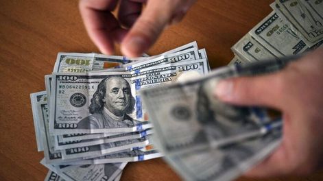 imagen de Baja el precio del dólar y sigue la polémica sobre sus causas