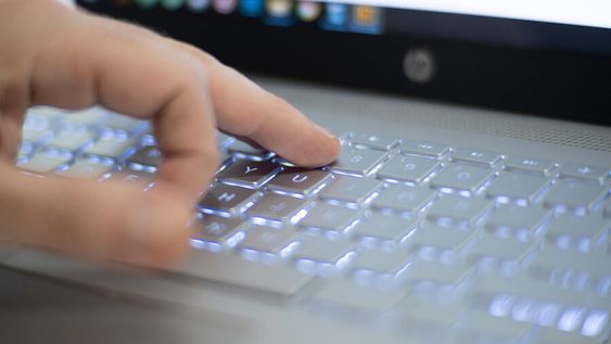 Imagen de una persona utilizando una computadora. Imagen de una persona utilizando una computadora.