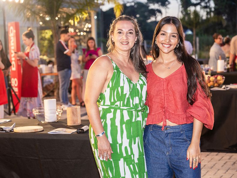Shirley Núñez y Victoria Delgado.