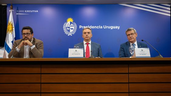 Alejandro Sánchez, Yamandú Orsi y Jorge Díaz en una conferencia de prensa en la Torre Ejecutiva Alejandro Sánchez, Yamandú Orsi y Jorge Díaz en una conferencia de prensa en la Torre Ejecutiva