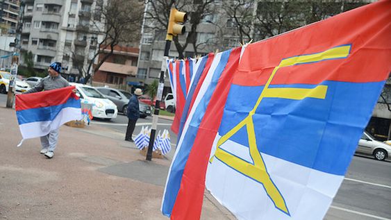 Banderas del Frente Amplio en una plaza de Montevideo. Foto: Pablo Vignali / adhocFOTOS Banderas del Frente Amplio en una plaza de Montevideo. Foto: Pablo Vignali / adhocFOTOS