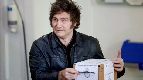 Javier Milei vota en la Universidad Tecnológica Nacional, en Buenos Aires.