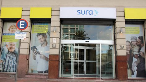 La sede de la AFAP Sura, frente a la Plaza Independencia