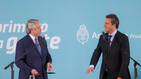 Alberto Fernández toma juramento a Sergio Massa como ministro de Economía. Foto: Presidencia de Argentina