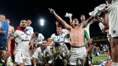 Los jugadores de Liverpool celebran el Campeonato Uruguayo de 2023, el primero y hasta ahora el único que obtuvo el club en la Primera División del fútbol uruguayo.