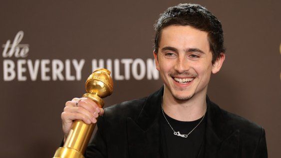 El actor francés Timothée Chalamet posa con el premio a la mejor interpretación masculina en una película musical o de comedia por Marty Supremo en la ceremonia anual de los Globos de Oro.