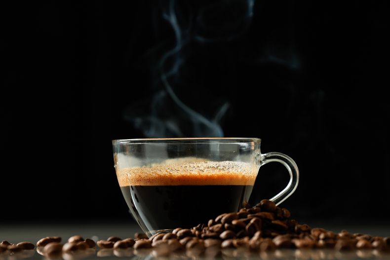 El café puede potenciar la memoria, la concentración y el estado de alerta, lo que ayuda a sentirte más despierto y con más energía durante el día.