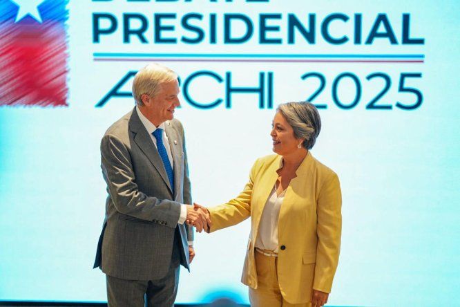 Los candidatos a la Presidencia de Chile, Jose Antonio Kast y Jeannette Jara, durante el debate ARCHI 2025, en Santiago (Chile).