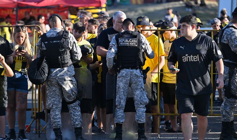 El Ministerio del Interior busca mejorar los controles de ingreso a las canchas para combatir la violencia en el fútbol.