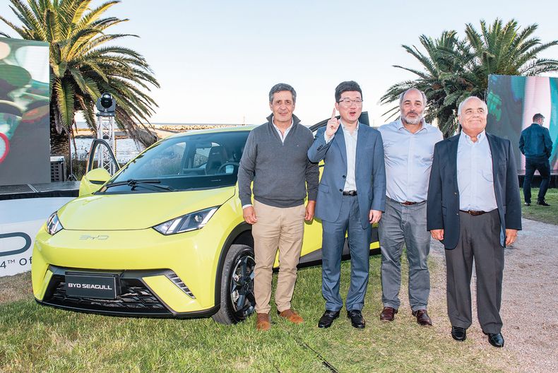 Director de Peugeot Uruguay José Luis Donagaray, sales manager de BYD Kris Wang, director de BYD Uruguay Santiago Guelfi y director de Sadar Manuel Guelfi